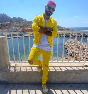 Thomas Adamandopoulos Instagram - SOUS LE SOLEIL DE MARSEILLE ⚪️🔵☀️ haut et en couleurs ( c’est le moins qu’on puisse dire ) !! 😅😂 🍓 🩷💛
Les prémisses d’un été que j’espère bonne Vibes pour tout le monde !! 😘 
#Sun #Massalia #Mood #Summer #Travel #Goal #Sea #Pink #Yellow