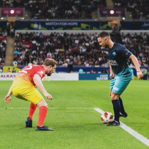Thomas Brag Instagram - Growing up, football players were the DEFINITION of unreachable, even more than movie stars. We’d play at recess at school, then of course FIFA at home where we’d pass the ball to the fastest players and make a run for it.

Fast forward 15 years and somehow I got to play with and against several childhood heroes while raising funds for education.. Kaka, Hazard, Roberto Carlos, Drogba, Villa, Makelele, Tim Cahill, Arsene Wenger, Antonio Conte… Doesn’t make any sense.

To be honest I hadn’t ran on a pitch in 10 years and feeling my rusty 30-year-old legs motivated me a TON to get back into better cardio. (Don’t tell anyone I got nutmegged to then concede a goal pls).

My favorite part however was the small interactions: getting a 5min sports massage before the game next to Drogba then jumping in his arms once he scored 😅 talking in the hallway with Eden Hazard, or trying to convince Antonio Conte to let me back on the pitch..

Once in a blue moon we get these seemingly impossible to open doors flung open, and this was a wild one. Grateful for the experience and for the millions of dollars raised 🙏