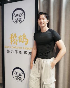 Thomas Chang Instagram - #痛的剛剛好 
來鬆鶴張力調整後 #我復活了 
健美比賽後全身都感覺怪怪的
近期訓練總覺得發力不太順暢
尤其左半部重量支撐時力不從心

調整師不會急著幫你處理
而是透過動作檢測
從走路和站姿到如何呼吸
判定你目前身體酸痛的原因
Ex:最近在做啞鈴肩推左肩卡卡
師傅也在當下幫我處理後
我隔日做訓練時出力就很順😍

在按摩的時候最怕兩種情況
一是 #將你往死裡壓
二是 #按的力量不是太小就太大
而鬆鶴調整師剛剛好的手法
有效的解開你的不舒服
過程中也會為你解釋痠痛原因
#原來 放鬆是如此簡單的事情

鬆鶴的按摩手法及技巧
會根據疼痛及不舒服的狀況
而採用筋膜刀、拔罐，筋膜槍等
最後也會幫你貼上肌貼
幫助我們帶動循環、
保護受傷部位、緩解疼痛 #超讚 

鬆鶴設在百貨商場內
像我這次是在京站Y3出口
雙北、桃園、台中都有分店，
地點方便我們快速抵達解決問題
如果你現在有任何痠痛
推薦大家去鬆鶴
你可以在按摩完後就近百貨用餐
是不是一個很棒的充電行程👍

@bodybalance_expert
#鬆鶴 #張力平衡 #放鬆 #整復 #按摩
