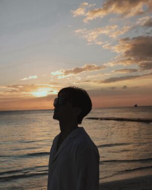 Thomas Chang Instagram - #boracay 
每天傍晚五點多
準時坐在沙灘看著夕陽
想看出到底為什麼能這麼美？
沙灘和海在夕陽餘暉下
幸福感大於惆悵感
在沈沒海底前
唯一想到能做的
就是靜靜不動的看著橘紅紅的她😌

#瀚我一起玩 #環遊世界 #Travelaroundtheworld
