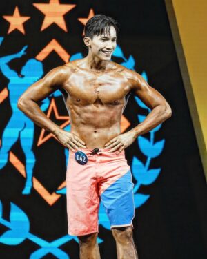 Thomas Chang Instagram - 戰勝自己
感謝健美比賽讓我戰勝自己
因為背部皮膚過敏身上的疤痕
一直都害怕在大家面前裸上身
而這次比賽 #我做到了 
能自信地站你們面前展現
這點我必須給自己一個大大的讚👍

而從一個熱愛健身的人
到下定決心按表操課練到抽筋
明明知道四個月的時間根本不夠
最後以一個#健美菜鳥 越級打怪
但..比賽真的好爽好過癮 #值得

在此也向所有健美選手致意🫡
你們真的太強大了竟如此堅持
未來的路上我會繼續參賽
讓自己的顆粒能一次比一次好

首先要感謝的是我師父 @tienyinli 
我知道我身體天賦不那麼好
你還是願意手把手幫我備賽
120天的旅程感恩你的帶領
但..這次我沒有得到任何獎項
我加倍努力相信未來一定可以🔥

豪哥張傑你們辛苦了！
@rudes1112 @ajchang612 
謝謝你們的用心和付出
@muscle_star_team  明年見？！？

👽特別感謝我的備賽夥伴🫶🏻
#超進階乳清蛋白 @musclefuel.tw 
歡迎輸入我的折扣碼 #thomas1111

#好吃又Q彈的 雞胸肉 @jkchicken 
歡迎洽 @howfunfitness 訂購優惠

最後我想感謝 
#潘洛斯健身學苑 戰隊們
@troybutter @penpensu0713 @shenniolin  @penrosefitacad 
最後感謝的是最後一週
魔鬼衝刺教我Posing的選手 @peter9912_13 謝謝你的耐心指導

備賽過程定期在 #久明診所敦南旗艦 做身體美容的治療
醫師溫柔的跟我說這是長期抗戰
但一切都會好起來的 @dr.garyyoung 

📷 @kenlinfilm 📷

#健美 #健美比賽 #健體 #運動健體 
#元教練 #健身 #健身教練 #增肌減脂