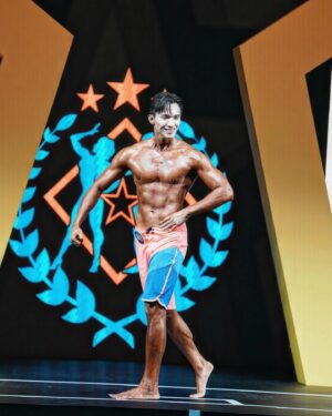 Thomas Chang Instagram - 戰勝自己
感謝健美比賽讓我戰勝自己
因為背部皮膚過敏身上的疤痕
一直都害怕在大家面前裸上身
而這次比賽 #我做到了 
能自信地站你們面前展現
這點我必須給自己一個大大的讚👍

而從一個熱愛健身的人
到下定決心按表操課練到抽筋
明明知道四個月的時間根本不夠
最後以一個#健美菜鳥 越級打怪
但..比賽真的好爽好過癮 #值得

在此也向所有健美選手致意🫡
你們真的太強大了竟如此堅持
未來的路上我會繼續參賽
讓自己的顆粒能一次比一次好

首先要感謝的是我師父 @tienyinli 
我知道我身體天賦不那麼好
你還是願意手把手幫我備賽
120天的旅程感恩你的帶領
但..這次我沒有得到任何獎項
我加倍努力相信未來一定可以🔥

豪哥張傑你們辛苦了！
@rudes1112 @ajchang612 
謝謝你們的用心和付出
@muscle_star_team  明年見？！？

👽特別感謝我的備賽夥伴🫶🏻
#超進階乳清蛋白 @musclefuel.tw 
歡迎輸入我的折扣碼 #thomas1111

#好吃又Q彈的 雞胸肉 @jkchicken 
歡迎洽 @howfunfitness 訂購優惠

最後我想感謝 
#潘洛斯健身學苑 戰隊們
@troybutter @penpensu0713 @shenniolin  @penrosefitacad 
最後感謝的是最後一週
魔鬼衝刺教我Posing的選手 @peter9912_13 謝謝你的耐心指導

備賽過程定期在 #久明診所敦南旗艦 做身體美容的治療
醫師溫柔的跟我說這是長期抗戰
但一切都會好起來的 @dr.garyyoung 

📷 @kenlinfilm 📷

#健美 #健美比賽 #健體 #運動健體 
#元教練 #健身 #健身教練 #增肌減脂