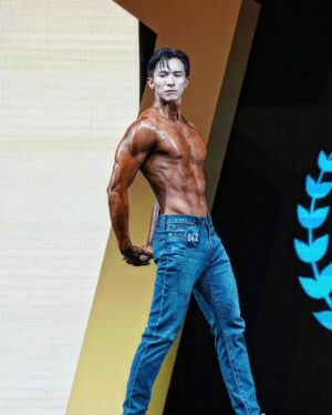 Thomas Chang Instagram - 戰勝自己
感謝健美比賽讓我戰勝自己
因為背部皮膚過敏身上的疤痕
一直都害怕在大家面前裸上身
而這次比賽 #我做到了 
能自信地站你們面前展現
這點我必須給自己一個大大的讚👍

而從一個熱愛健身的人
到下定決心按表操課練到抽筋
明明知道四個月的時間根本不夠
最後以一個#健美菜鳥 越級打怪
但..比賽真的好爽好過癮 #值得

在此也向所有健美選手致意🫡
你們真的太強大了竟如此堅持
未來的路上我會繼續參賽
讓自己的顆粒能一次比一次好

首先要感謝的是我師父 @tienyinli 
我知道我身體天賦不那麼好
你還是願意手把手幫我備賽
120天的旅程感恩你的帶領
但..這次我沒有得到任何獎項
我加倍努力相信未來一定可以🔥

豪哥張傑你們辛苦了！
@rudes1112 @ajchang612 
謝謝你們的用心和付出
@muscle_star_team  明年見？！？

👽特別感謝我的備賽夥伴🫶🏻
#超進階乳清蛋白 @musclefuel.tw 
歡迎輸入我的折扣碼 #thomas1111

#好吃又Q彈的 雞胸肉 @jkchicken 
歡迎洽 @howfunfitness 訂購優惠

最後我想感謝 
#潘洛斯健身學苑 戰隊們
@troybutter @penpensu0713 @shenniolin  @penrosefitacad 
最後感謝的是最後一週
魔鬼衝刺教我Posing的選手 @peter9912_13 謝謝你的耐心指導

備賽過程定期在 #久明診所敦南旗艦 做身體美容的治療
醫師溫柔的跟我說這是長期抗戰
但一切都會好起來的 @dr.garyyoung 

📷 @kenlinfilm 📷

#健美 #健美比賽 #健體 #運動健體 
#元教練 #健身 #健身教練 #增肌減脂