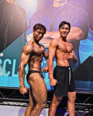 Thomas Chang Instagram - 戰勝自己
感謝健美比賽讓我戰勝自己
因為背部皮膚過敏身上的疤痕
一直都害怕在大家面前裸上身
而這次比賽 #我做到了 
能自信地站你們面前展現
這點我必須給自己一個大大的讚👍

而從一個熱愛健身的人
到下定決心按表操課練到抽筋
明明知道四個月的時間根本不夠
最後以一個#健美菜鳥 越級打怪
但..比賽真的好爽好過癮 #值得

在此也向所有健美選手致意🫡
你們真的太強大了竟如此堅持
未來的路上我會繼續參賽
讓自己的顆粒能一次比一次好

首先要感謝的是我師父 @tienyinli 
我知道我身體天賦不那麼好
你還是願意手把手幫我備賽
120天的旅程感恩你的帶領
但..這次我沒有得到任何獎項
我加倍努力相信未來一定可以🔥

豪哥張傑你們辛苦了！
@rudes1112 @ajchang612 
謝謝你們的用心和付出
@muscle_star_team  明年見？！？

👽特別感謝我的備賽夥伴🫶🏻
#超進階乳清蛋白 @musclefuel.tw 
歡迎輸入我的折扣碼 #thomas1111

#好吃又Q彈的 雞胸肉 @jkchicken 
歡迎洽 @howfunfitness 訂購優惠

最後我想感謝 
#潘洛斯健身學苑 戰隊們
@troybutter @penpensu0713 @shenniolin  @penrosefitacad 
最後感謝的是最後一週
魔鬼衝刺教我Posing的選手 @peter9912_13 謝謝你的耐心指導

備賽過程定期在 #久明診所敦南旗艦 做身體美容的治療
醫師溫柔的跟我說這是長期抗戰
但一切都會好起來的 @dr.garyyoung 

📷 @kenlinfilm 📷

#健美 #健美比賽 #健體 #運動健體 
#元教練 #健身 #健身教練 #增肌減脂