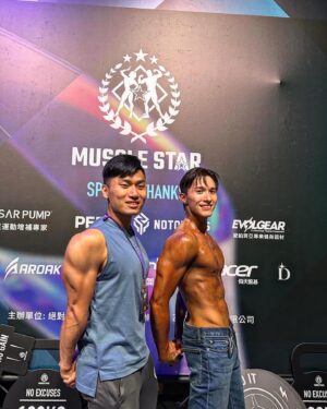 Thomas Chang Instagram - 戰勝自己
感謝健美比賽讓我戰勝自己
因為背部皮膚過敏身上的疤痕
一直都害怕在大家面前裸上身
而這次比賽 #我做到了 
能自信地站你們面前展現
這點我必須給自己一個大大的讚👍

而從一個熱愛健身的人
到下定決心按表操課練到抽筋
明明知道四個月的時間根本不夠
最後以一個#健美菜鳥 越級打怪
但..比賽真的好爽好過癮 #值得

在此也向所有健美選手致意🫡
你們真的太強大了竟如此堅持
未來的路上我會繼續參賽
讓自己的顆粒能一次比一次好

首先要感謝的是我師父 @tienyinli 
我知道我身體天賦不那麼好
你還是願意手把手幫我備賽
120天的旅程感恩你的帶領
但..這次我沒有得到任何獎項
我加倍努力相信未來一定可以🔥

豪哥張傑你們辛苦了！
@rudes1112 @ajchang612 
謝謝你們的用心和付出
@muscle_star_team  明年見？！？

👽特別感謝我的備賽夥伴🫶🏻
#超進階乳清蛋白 @musclefuel.tw 
歡迎輸入我的折扣碼 #thomas1111

#好吃又Q彈的 雞胸肉 @jkchicken 
歡迎洽 @howfunfitness 訂購優惠

最後我想感謝 
#潘洛斯健身學苑 戰隊們
@troybutter @penpensu0713 @shenniolin  @penrosefitacad 
最後感謝的是最後一週
魔鬼衝刺教我Posing的選手 @peter9912_13 謝謝你的耐心指導

備賽過程定期在 #久明診所敦南旗艦 做身體美容的治療
醫師溫柔的跟我說這是長期抗戰
但一切都會好起來的 @dr.garyyoung 

📷 @kenlinfilm 📷

#健美 #健美比賽 #健體 #運動健體 
#元教練 #健身 #健身教練 #增肌減脂