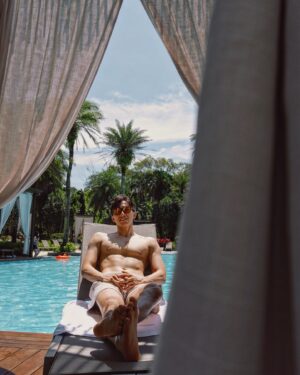 Thomas Chang Instagram - #🌞 
這樣的週末給過嗎？
曬曬日光吸收天地好能量😎

#vacationmode #summervibes