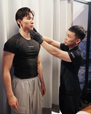 Thomas Chang Instagram - #痛的剛剛好 
來鬆鶴張力調整後 #我復活了 
健美比賽後全身都感覺怪怪的
近期訓練總覺得發力不太順暢
尤其左半部重量支撐時力不從心

調整師不會急著幫你處理
而是透過動作檢測
從走路和站姿到如何呼吸
判定你目前身體酸痛的原因
Ex:最近在做啞鈴肩推左肩卡卡
師傅也在當下幫我處理後
我隔日做訓練時出力就很順😍

在按摩的時候最怕兩種情況
一是 #將你往死裡壓
二是 #按的力量不是太小就太大
而鬆鶴調整師剛剛好的手法
有效的解開你的不舒服
過程中也會為你解釋痠痛原因
#原來 放鬆是如此簡單的事情

鬆鶴的按摩手法及技巧
會根據疼痛及不舒服的狀況
而採用筋膜刀、拔罐，筋膜槍等
最後也會幫你貼上肌貼
幫助我們帶動循環、
保護受傷部位、緩解疼痛 #超讚 

鬆鶴設在百貨商場內
像我這次是在京站Y3出口
雙北、桃園、台中都有分店，
地點方便我們快速抵達解決問題
如果你現在有任何痠痛
推薦大家去鬆鶴
你可以在按摩完後就近百貨用餐
是不是一個很棒的充電行程👍

@bodybalance_expert
#鬆鶴 #張力平衡 #放鬆 #整復 #按摩