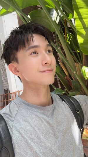Thomas Chang Instagram - #戀愛了 
7/14 #銀色情人節 快樂
希望大家都可以有人餵食😂😍🫶🏻