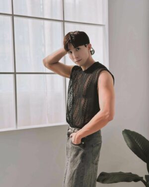 Thomas Chang Instagram - 我該穿出門嗎？？
除了運動衣外
夏天的衣櫃只有這件衣服😅

OOTD : @nihow_official 👽

#Ootd #ootdfashion #menstyle 
#瀚我一起穿 #穿搭 #穿搭日常 #墨鏡