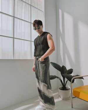 Thomas Chang Instagram - 我該穿出門嗎？？
除了運動衣外
夏天的衣櫃只有這件衣服😅

OOTD : @nihow_official 👽

#Ootd #ootdfashion #menstyle 
#瀚我一起穿 #穿搭 #穿搭日常 #墨鏡