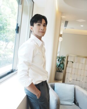 Thomas Chang Instagram - 因為工作關係時常要做造型 
前陣子發現
額頭兩側開始變得稀疏🥲
經過多方查詢和朋友的推薦，
我決定嘗試 #久明美容醫學
的 #PLT凍晶醫美育髮療程 。

在療程前
會需要做好生活作息調整，
確保在療程抽血階段，
能抽到最健康的採血，
過程我覺得沒有大家想的可怕，採血後約一個月後我就拿到我的 #PLT凍晶 了 ！
之後就是正式進行育髮療程。

我是在敦南旗艦店做療程
楊榮麗醫師非常專業及仔細，
詳細了解了我的落髮情況，
並耐心地解答了我所有疑問。

這項醫美育髮療程，
能夠漸進式的改善我的髮量困擾。
整個過程中楊醫師都確保我在治療過程感到安心。

療程結束的24小時，
頭皮治療部位是不能碰到生水的，
所以建議要洗完頭再去治療！
醫師也建議一定要調整生活習慣，
才能維持更良好的療程效果✌🏻

經過幾次療程後，
我發現自己長出了新的頭髮，
雖然還是茁壯的小細毛，
但已經讓我太開心！
醫師也建議可以持續進行療程，讓髮量可以越來越進步，
這個療程實在是太神奇了😍🔥

#PLT凍晶 #醫美生髮 #醫美育髮 
#生髮 #落髮改善 #久明診所 #台北醫美 #板橋醫美 #竹北醫美