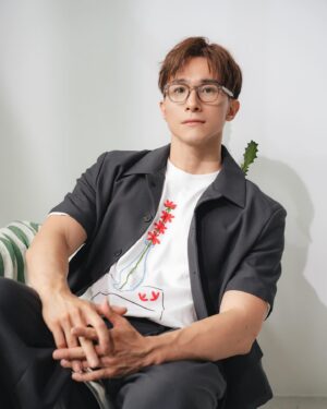 Thomas Chang Instagram - #kobayashi ✌🏻
短袖西裝套裝搭配眼鏡很可以🔥
今年夏天男生們也試看看吧，
雖然夏天的溫度很可怕…
但為了帥我們可以練習 #心靜自然涼 

#Ootd #ootdfashion #menstyle 
#瀚我一起穿 #西裝控 #短袖西裝 
#穿搭 #穿搭日常 #眼鏡男子 #🤵