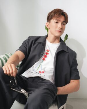 Thomas Chang Instagram - #kobayashi ✌🏻
短袖西裝套裝搭配眼鏡很可以🔥
今年夏天男生們也試看看吧，
雖然夏天的溫度很可怕…
但為了帥我們可以練習 #心靜自然涼 

#Ootd #ootdfashion #menstyle 
#瀚我一起穿 #西裝控 #短袖西裝 
#穿搭 #穿搭日常 #眼鏡男子 #🤵