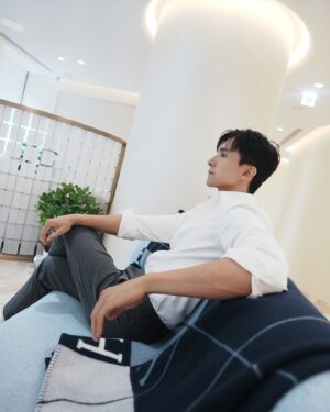 Thomas Chang Instagram - 因為工作關係時常要做造型 
前陣子發現
額頭兩側開始變得稀疏🥲
經過多方查詢和朋友的推薦，
我決定嘗試 #久明美容醫學
的 #PLT凍晶醫美育髮療程 。

在療程前
會需要做好生活作息調整，
確保在療程抽血階段，
能抽到最健康的採血，
過程我覺得沒有大家想的可怕，採血後約一個月後我就拿到我的 #PLT凍晶 了 ！
之後就是正式進行育髮療程。

我是在敦南旗艦店做療程
楊榮麗醫師非常專業及仔細，
詳細了解了我的落髮情況，
並耐心地解答了我所有疑問。

這項醫美育髮療程，
能夠漸進式的改善我的髮量困擾。
整個過程中楊醫師都確保我在治療過程感到安心。

療程結束的24小時，
頭皮治療部位是不能碰到生水的，
所以建議要洗完頭再去治療！
醫師也建議一定要調整生活習慣，
才能維持更良好的療程效果✌🏻

經過幾次療程後，
我發現自己長出了新的頭髮，
雖然還是茁壯的小細毛，
但已經讓我太開心！
醫師也建議可以持續進行療程，讓髮量可以越來越進步，
這個療程實在是太神奇了😍🔥

#PLT凍晶 #醫美生髮 #醫美育髮 
#生髮 #落髮改善 #久明診所 #台北醫美 #板橋醫美 #竹北醫美