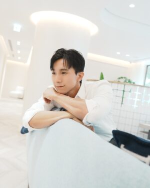 Thomas Chang Instagram - 因為工作關係時常要做造型 
前陣子發現
額頭兩側開始變得稀疏🥲
經過多方查詢和朋友的推薦，
我決定嘗試 #久明美容醫學
的 #PLT凍晶醫美育髮療程 。

在療程前
會需要做好生活作息調整，
確保在療程抽血階段，
能抽到最健康的採血，
過程我覺得沒有大家想的可怕，採血後約一個月後我就拿到我的 #PLT凍晶 了 ！
之後就是正式進行育髮療程。

我是在敦南旗艦店做療程
楊榮麗醫師非常專業及仔細，
詳細了解了我的落髮情況，
並耐心地解答了我所有疑問。

這項醫美育髮療程，
能夠漸進式的改善我的髮量困擾。
整個過程中楊醫師都確保我在治療過程感到安心。

療程結束的24小時，
頭皮治療部位是不能碰到生水的，
所以建議要洗完頭再去治療！
醫師也建議一定要調整生活習慣，
才能維持更良好的療程效果✌🏻

經過幾次療程後，
我發現自己長出了新的頭髮，
雖然還是茁壯的小細毛，
但已經讓我太開心！
醫師也建議可以持續進行療程，讓髮量可以越來越進步，
這個療程實在是太神奇了😍🔥

#PLT凍晶 #醫美生髮 #醫美育髮 
#生髮 #落髮改善 #久明診所 #台北醫美 #板橋醫美 #竹北醫美