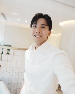 Thomas Chang Instagram - 因為工作關係時常要做造型 
前陣子發現
額頭兩側開始變得稀疏🥲
經過多方查詢和朋友的推薦，
我決定嘗試 #久明美容醫學
的 #PLT凍晶醫美育髮療程 。

在療程前
會需要做好生活作息調整，
確保在療程抽血階段，
能抽到最健康的採血，
過程我覺得沒有大家想的可怕，採血後約一個月後我就拿到我的 #PLT凍晶 了 ！
之後就是正式進行育髮療程。

我是在敦南旗艦店做療程
楊榮麗醫師非常專業及仔細，
詳細了解了我的落髮情況，
並耐心地解答了我所有疑問。

這項醫美育髮療程，
能夠漸進式的改善我的髮量困擾。
整個過程中楊醫師都確保我在治療過程感到安心。

療程結束的24小時，
頭皮治療部位是不能碰到生水的，
所以建議要洗完頭再去治療！
醫師也建議一定要調整生活習慣，
才能維持更良好的療程效果✌🏻

經過幾次療程後，
我發現自己長出了新的頭髮，
雖然還是茁壯的小細毛，
但已經讓我太開心！
醫師也建議可以持續進行療程，讓髮量可以越來越進步，
這個療程實在是太神奇了😍🔥

#PLT凍晶 #醫美生髮 #醫美育髮 
#生髮 #落髮改善 #久明診所 #台北醫美 #板橋醫美 #竹北醫美