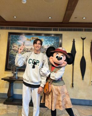 Thomas Chang Instagram - 米妮勾我手😳
用滿滿的害羞祝大家情人節快樂❤️

#香港迪士尼 #迪士尼 #米妮 
#disneyland #disneyhongkong