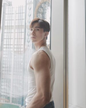 Thomas Chang Instagram - #我正在
正在克服自己的心魔
好想穿上吊嘎走在路上
一直以來被痘疤困擾
近來都在#久明診所 做 #心動光
幫助我改善 #痘疤
也幫我提前預防痘痘的生成
我期待自己可以自信穿上吊嘎的一天
請幫我加油 #我也會為自己加油 

#陶晶瑩 見證 
#台北醫美 #板橋醫美 #竹北醫美