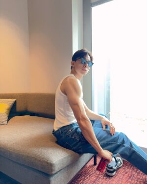 Thomas Chang Instagram - #我正在
正在克服自己的心魔
好想穿上吊嘎走在路上
一直以來被痘疤困擾
近來都在#久明診所 做 #心動光
幫助我改善 #痘疤
也幫我提前預防痘痘的生成
我期待自己可以自信穿上吊嘎的一天
請幫我加油 #我也會為自己加油 

#陶晶瑩 見證 
#台北醫美 #板橋醫美 #竹北醫美