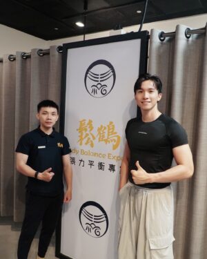 Thomas Chang Instagram - #痛的剛剛好 
來鬆鶴張力調整後 #我復活了 
健美比賽後全身都感覺怪怪的
近期訓練總覺得發力不太順暢
尤其左半部重量支撐時力不從心

調整師不會急著幫你處理
而是透過動作檢測
從走路和站姿到如何呼吸
判定你目前身體酸痛的原因
Ex:最近在做啞鈴肩推左肩卡卡
師傅也在當下幫我處理後
我隔日做訓練時出力就很順😍

在按摩的時候最怕兩種情況
一是 #將你往死裡壓
二是 #按的力量不是太小就太大
而鬆鶴調整師剛剛好的手法
有效的解開你的不舒服
過程中也會為你解釋痠痛原因
#原來 放鬆是如此簡單的事情

鬆鶴的按摩手法及技巧
會根據疼痛及不舒服的狀況
而採用筋膜刀、拔罐，筋膜槍等
最後也會幫你貼上肌貼
幫助我們帶動循環、
保護受傷部位、緩解疼痛 #超讚 

鬆鶴設在百貨商場內
像我這次是在京站Y3出口
雙北、桃園、台中都有分店，
地點方便我們快速抵達解決問題
如果你現在有任何痠痛
推薦大家去鬆鶴
你可以在按摩完後就近百貨用餐
是不是一個很棒的充電行程👍

@bodybalance_expert
#鬆鶴 #張力平衡 #放鬆 #整復 #按摩