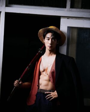 Thomas Chang Instagram - #前往偉大的航道
不管你現在為了什麼煩惱著，
只要你繼續堅持下去，
One Day，一定會實現的！
One Piece ！我們來了🔥🔥🔥

讓我們一起航向偉大的航道吧！

萬聖節我們準備好了，你們呢？

魯夫 : @andybian0619 
娜美 : @feichi1124 
索隆 : @mr.thomas_________ 

Photographer/ @sunshinestudio09 
MakeUp Artist/ @0518chien_makeup 

#萬聖節快樂 #萬聖節變裝 #海賊王 #海賊王Cosplay #魯夫 #娜美 #索隆 #MonkeyDluffy #Nami #RoRoNoazoro #Onepiece