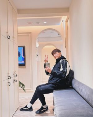 Thomas Chang Instagram - #很困擾
小時候不懂事長痘痘後亂擠🙃
後來就變成了蟹足腫了…
直到最近為了備戰健體比賽，
必須要正視背部的疤痕問題，
除了搭配蟹足腫針外，
開始定期 #久明診所敦南旗艦 做光療
透過紅研肌雷射治療紅色素型疤痕
醫師說這會是一場長期抗戰！
但我相信會越來越好的！
真的很期待隨時穿吊嘎的那一天呢

📷 @kenlinfilm 新相機好看😌😌

#你們也有這個困擾嗎 
#分享你們的心得給我 #背部保養 
#對抗色素沈澱 @dr.garyyoung
