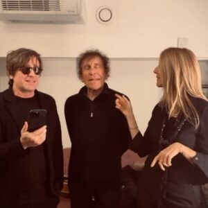 Thomas Dutronc Instagram - Petit échauffement vocal avec @alain.souchon @carlabruniofficial et @sandrinekiberlain avant le concert  @alzh_fondation de ce soir à l’ @olympiahall !! 🎶🥔
#alzheimer #fondation #gala #desfritesbordel