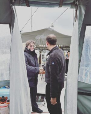 Thomas Dutronc Instagram - Quel bonheur inouï d’avoir pu visiter le bateau d’expédition scientifique Tara de la @fondationtaraocean ! J’ai rencontré les membres de l’équipage, le bateau est en mouillage à Lyon, en pause avant de repartir à travers le monde faire des études sur l’air et l’eau de mer, (pollutions, planctons, etc) et faire ainsi des relevés de multiples écosystèmes. Le bateau est d’ailleurs ouvert au public à certaines occasions ! J’ai beaucoup parlé avec le Capitaine Martin Hertau qui aime l’Arctique et l’Antarctique par dessus tout. Il m’a raconté la nuit polaire, pris entre les glaces pendant des mois. Ils ont une fois fait le même périple que jadis il y a 130 ans le héros norvégien Fridtjof Nansen, le premier à avoir atteint le pôle Nord. Il m’a fait voir les laboratoires, avec le biologiste Éric Karsenti du CNRS notamment, les machines, le treuil… J’ai entraperçu leurs vies d’aventures sur notre planète Terre, là où l’on côtoie l’immensité de la Nature, que ce soit dans les milliers de micro organismes qu’ils observent ou encore dans les paysages et animaux grandioses qu’ils croisent… Notre Terre est belle, aimons la et respectons la le plus possible ! 🙏🏻❤️🥳#invisiblelife #biodiversité #recherchescientifique #engagementenvironnemental #sauvegardedesocéans #climat