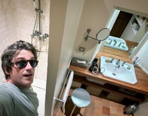 Thomas Dutronc Instagram - On a fini cette très belle salle de bains et je voulais remercier @carredart.selection près de Bastia pour leur aide et leurs conseils, leurs beaux matériaux et leurs beaux robinets et puis surtout leur gentillesse et leur élégance extraordinaires ! Je vais enfin pouvoir me laver de bonne heure !
Et par ailleurs j’ai trouvé grâce à eux un canapé sublime de chez Moroso car ils ne font pas que les sdb ils ont aussi @mdesign.selection 🛁🚿🚰🛋️