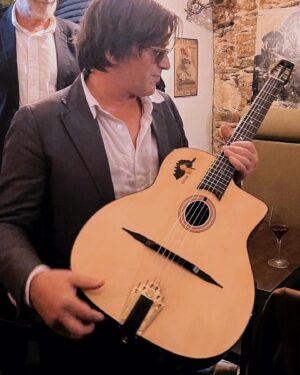 Thomas Dutronc Instagram - My funny clementines 🍊
Je suis fier de vous annoncer que j’ai été nommé ambassadeur de notre chère clémentine de Corse au cœur de la citadelle de Bastia.
Je saurai défendre la plus belle clémentine du monde qui vient de la plus belle île du monde.

@laclementinedecorse