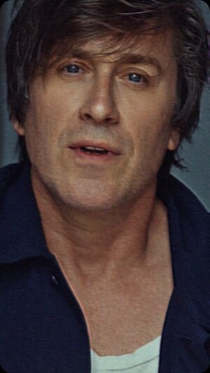 Thomas Dutronc Instagram - J’avais envie de vous faire découvrir aujourd’hui mon nouveau titre « Dans tes yeux », à la fois très romantique et plein d’amour. Vous pouvez l’écouter partout dès maintenant et voir la vidéo qu’on a faite avec mon ami @yannorhan 

(Lien en bio)