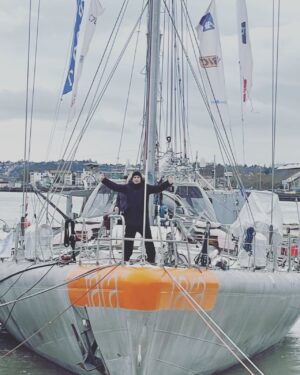 Thomas Dutronc Instagram - Quel bonheur inouï d’avoir pu visiter le bateau d’expédition scientifique Tara de la @fondationtaraocean ! J’ai rencontré les membres de l’équipage, le bateau est en mouillage à Lyon, en pause avant de repartir à travers le monde faire des études sur l’air et l’eau de mer, (pollutions, planctons, etc) et faire ainsi des relevés de multiples écosystèmes. Le bateau est d’ailleurs ouvert au public à certaines occasions ! J’ai beaucoup parlé avec le Capitaine Martin Hertau qui aime l’Arctique et l’Antarctique par dessus tout. Il m’a raconté la nuit polaire, pris entre les glaces pendant des mois. Ils ont une fois fait le même périple que jadis il y a 130 ans le héros norvégien Fridtjof Nansen, le premier à avoir atteint le pôle Nord. Il m’a fait voir les laboratoires, avec le biologiste Éric Karsenti du CNRS notamment, les machines, le treuil… J’ai entraperçu leurs vies d’aventures sur notre planète Terre, là où l’on côtoie l’immensité de la Nature, que ce soit dans les milliers de micro organismes qu’ils observent ou encore dans les paysages et animaux grandioses qu’ils croisent… Notre Terre est belle, aimons la et respectons la le plus possible ! 🙏🏻❤️🥳#invisiblelife #biodiversité #recherchescientifique #engagementenvironnemental #sauvegardedesocéans #climat