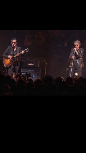Thomas Dutronc Instagram - Fier du clip de mon ami @yannorhan qui me fait revivre beaucoup d’émotions vécues en tournée avec mon cher et grand papounet

Lien en bio pour voir le clip de “Et moi, et moi, et moi” Version Live 🎥