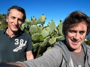 Thomas Dutronc Instagram - FRATÈ
Traduction « les frères », ça s’écrit avec un « t » je crois, mais à prononcer comme un « d »… 
Dans la vie y’a des cactus et aussi des vieux frères que j’aime comme mon Jérôme d’amour ! 🥰
@jeromeciosi 
#cactus #amitie #rando #corse #corsica