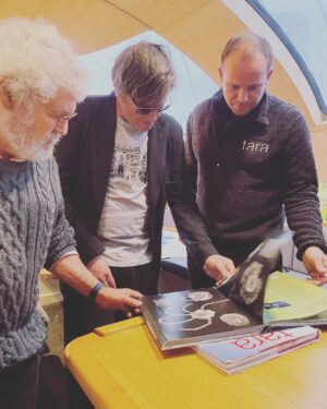 Thomas Dutronc Instagram - Quel bonheur inouï d’avoir pu visiter le bateau d’expédition scientifique Tara de la @fondationtaraocean ! J’ai rencontré les membres de l’équipage, le bateau est en mouillage à Lyon, en pause avant de repartir à travers le monde faire des études sur l’air et l’eau de mer, (pollutions, planctons, etc) et faire ainsi des relevés de multiples écosystèmes. Le bateau est d’ailleurs ouvert au public à certaines occasions ! J’ai beaucoup parlé avec le Capitaine Martin Hertau qui aime l’Arctique et l’Antarctique par dessus tout. Il m’a raconté la nuit polaire, pris entre les glaces pendant des mois. Ils ont une fois fait le même périple que jadis il y a 130 ans le héros norvégien Fridtjof Nansen, le premier à avoir atteint le pôle Nord. Il m’a fait voir les laboratoires, avec le biologiste Éric Karsenti du CNRS notamment, les machines, le treuil… J’ai entraperçu leurs vies d’aventures sur notre planète Terre, là où l’on côtoie l’immensité de la Nature, que ce soit dans les milliers de micro organismes qu’ils observent ou encore dans les paysages et animaux grandioses qu’ils croisent… Notre Terre est belle, aimons la et respectons la le plus possible ! 🙏🏻❤️🥳#invisiblelife #biodiversité #recherchescientifique #engagementenvironnemental #sauvegardedesocéans #climat