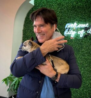 Thomas Gibson Instagram - Happy New Year! Here’s hoping we can all take off our masks a little more often in 2022! :) 🙏✌️