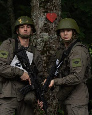 Thomas Hayes Instagram - Takk for meg setnesmoen! Reisen er over for Kompanirekrutt 23🫡 Jeg har lært mye, selv etter et kort opphold. Har fått mange gode minner, og har vært så heldig å møte alle disse fine folkene. Jeg har fått veldig mange hyggelig meldinger og mange frustrerte meldinger etter lørdagens episode. Jeg fikk ikke den beste starten ut fra startblokka, men reiste meg opp og fikk fart på sakene, men litt for sent. Det er hyggelig at så mange engasjerer seg og føler på det som skjer. Det viser at det er bra underholding 👍 Lykke til videre aspiranter! Sees på finalefesten👊 Peace ✌️