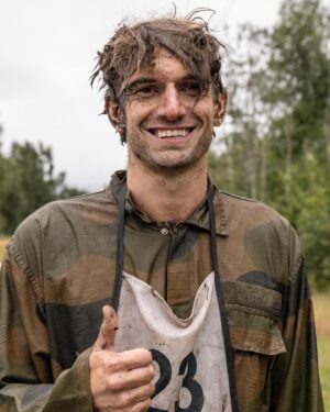 Thomas Hayes Instagram - Takk for meg setnesmoen! Reisen er over for Kompanirekrutt 23🫡 Jeg har lært mye, selv etter et kort opphold. Har fått mange gode minner, og har vært så heldig å møte alle disse fine folkene. Jeg har fått veldig mange hyggelig meldinger og mange frustrerte meldinger etter lørdagens episode. Jeg fikk ikke den beste starten ut fra startblokka, men reiste meg opp og fikk fart på sakene, men litt for sent. Det er hyggelig at så mange engasjerer seg og føler på det som skjer. Det viser at det er bra underholding 👍 Lykke til videre aspiranter! Sees på finalefesten👊 Peace ✌️