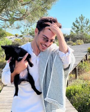 Tiago Aldeia Instagram - Estou indeciso, não sei se fico melhor de urso na mão ou de toalha na cabeça…?? 😜