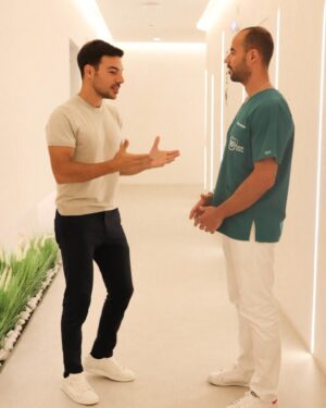 Tiago Aldeia Instagram - Sou a nova contratação da @gbclinic.sportsmedicine para o Europeu😜 Sou um “atleta” de ginásio, e para resultados eficazes para além dos treinos convém ter um bom acompanhamento em medicina desportiva! Sem desculpas! 💪🏼

#osteopatia #ortopedia #fisioterapia #metabolicadesportiva #massagem #neurocirugia #etc
