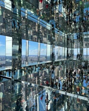 Tiago Aldeia Instagram - One million dollar question🤓
Qual o nome do edifício atrás de mim? 

#nyc #travel
