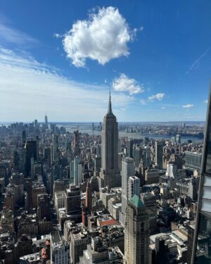Tiago Aldeia Instagram - One million dollar question🤓
Qual o nome do edifício atrás de mim? 

#nyc #travel