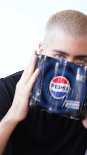 Tiago Bandeira Instagram - Pepsi leva-te ao Rock in Rio Lisboa!
Como?
Tudo o que tens de fazer é comprar uma lata ou garrafa Pepsi e inserir, no site, o código que vem na embalagem.
Para te ajudar, deixo algumas dicas para aumentares a tua coleção Pepsi e as tuas hipóteses de ganhar. Vemo-nos no
Rock in Rio Lisboa!
  informações em @pepsi_portugal 
Participa até 30 de junho! ( 18)
Consulta o regulamento em pepsi.pt
#EuSouPepsi #pub