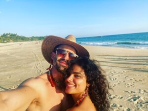 Tiago Correa Instagram - Putssss que la pasamos bien.

Amo viajar
Amo la playa
Amo la locura diaria y vivir sin límites 
Amo tu cabello enrulado 
Amo a esta mujer, que es pasión y equipo.
Amo #puertoescondido 
Amo #oaxaca 

Gracias 🙏 por la fortuna de sonreír en libertad.

@yanypradoofficial