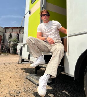 Tiago Correa Instagram - El disfrute!!!….

Momentos de set en @elamornotienerecetaof 

Solcito bueno !!!
 

Mención a mi hijastro por las fotos @emiliolandagaray 

#mauronicoletti #