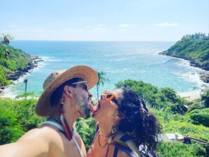 Tiago Correa Instagram - Putssss que la pasamos bien.

Amo viajar
Amo la playa
Amo la locura diaria y vivir sin límites 
Amo tu cabello enrulado 
Amo a esta mujer, que es pasión y equipo.
Amo #puertoescondido 
Amo #oaxaca 

Gracias 🙏 por la fortuna de sonreír en libertad.

@yanypradoofficial