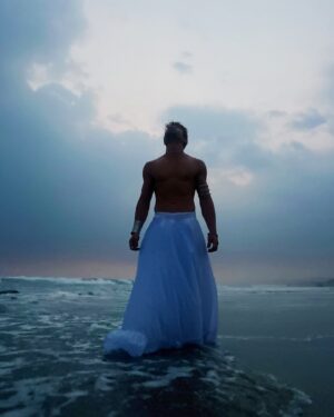 Tiago Correa Instagram - Hombres con falda!!!

Si o no?

1️⃣: Si
2️⃣: No

Desde niño, mi crianza en Brasil me hizo creer, orarle y bailarle a Iemaia. 

Esta vez le baile con falta y le@di ofrendas de flores blancas. 

Seamos orgullosos en lo que tenemos fe.