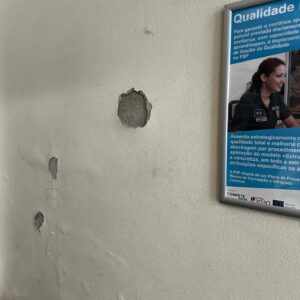 Tiago Paiva Instagram - Esta semana fui à esquadra da @policiasegurancapublica no Heroísmo (para tratar de uma situação de um roubo num dos meus imóveis) e quando entrei na esquadra não me quis acreditar. 
Parecia que tinha entrado num prédio abandonado. Estava escuro ( nem metade das luzes funcionavam), as paredes todas a descascar e o chão a levantar. Isto não são condições de trabalho para ninguém! Muito menos a quem dá literalmente o corpo às balas para nos proteger.  Em conversa com agentes que estavam lá perguntei como é que é possível eles estarem a trabalhar num local assim. Encolheram os ombros. Prontamente disse que tinha todo o gosto em que no dia seguinte fosse alguém da minha parte, para pelo menos, terem as luzes todas a funcionar. A resposta de um dos agentes foi: “Gostávamos imenso mas não deixam. O ministério da administração interna não permite, por ser um imóvel do estado. “

Entretanto a conversa continuou e fiquei a saber que compensa roubar em Portugal. Penas baixas e na maioria dos casos, praticam as ilegalidades e são soltos no mesmo dia.
Agora perguntam, porque há falta de polícias ? 
Porque ser polícia, é ter uma profissão de risco, ganhar mal, cada vez têm menos autoridade  e ainda têm más condições de trabalho.
Mas não devia…
É uma profissão de coragem e que nos permite viver em segurança. Sem eles, não podíamos viver em sociedade. 
Obrigado a todos os polícias pelo seu trabalho público. Estamos na luta convosco! 
 🫡