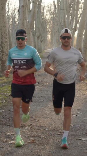Tiago Teotónio Pereira Instagram - Se achas que o dia está difícil para ti, o @vascovilaca e o @tiago_tp têm umas coisinhas para acrescentar à tua “to-do list” 😏 

3h30 de bike 🚴🏻
1h30 a nadar 🏊
52 minutos de corrida 🏃

💨💨💨… SEXTOU 🔥

🎥: @idanielmiranda @rodrigojuca 

#dáteaaasas #ironmentor #triatlo