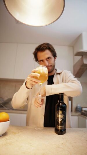 Tiago Teotónio Pereira Instagram - Dia dos Reis ainda merece um conviviozinho. Cocktails c/ Grant’s Triple Wood 12 Anos, a sair. Quem é servido? 🕺🕺
@grantswhisky.

#pub #togetherwemakeit #grantswhisky #triplewood  

“Seja responsável, beba com moderação”